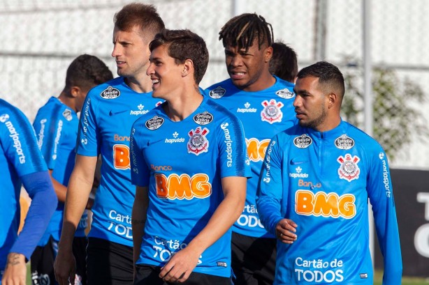 Henrique, Vital, Matheus Jesus e Sornoza no treino nesta quinta-feira no CT Joaquim Grava