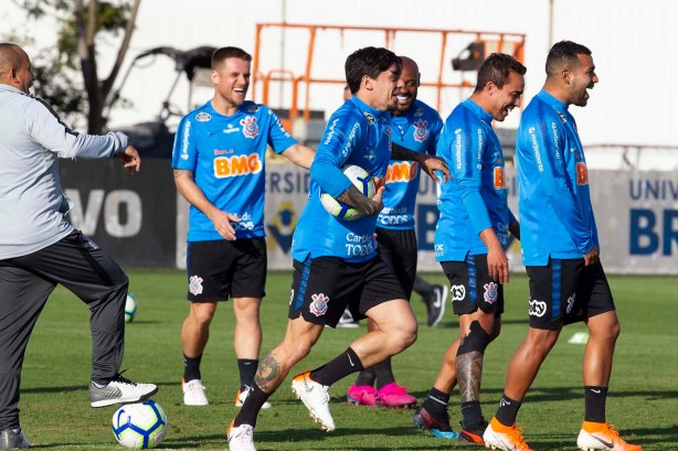 Ramiro e companheiros no treino nesta quinta-feira no CT Joaquim Grava