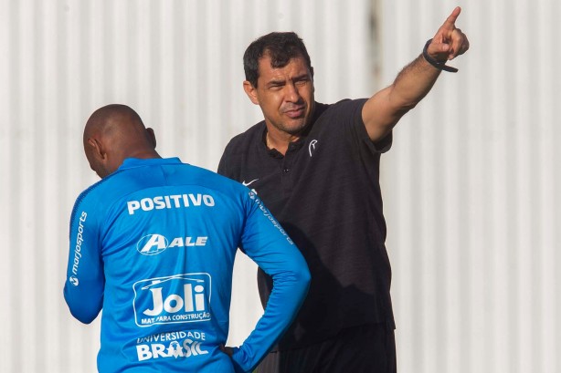 Vagner Love e Fábio Carille no treino nesta quinta-feira no CT Joaquim Grava
