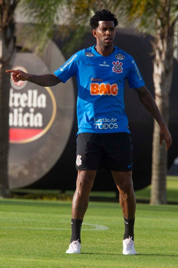 Zagueiro Gil no treino nesta quinta-feira no CT Joaquim Grava