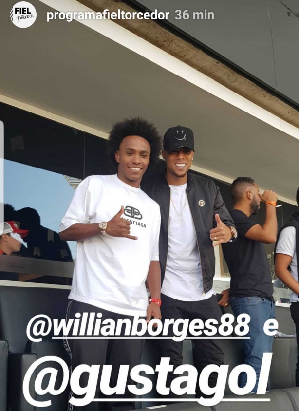 Willian e Gustagol no camarote da Arena Corinthians