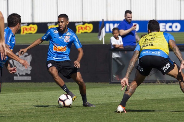 Everaldo no treino desta terça-feira no CT Joaquim Grava