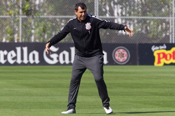 Fábio Carille durante o treino desta sexta-feira no CT Joaquim Grava
