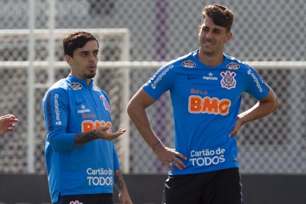 Fagner e Avelar no último treino antes do jogo contra o Flamengo, pelo Brasileirão
