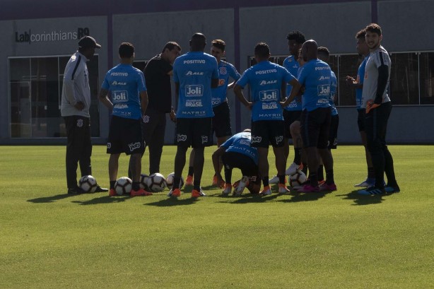 Jogadores do Corinthians no treino desta terça-feira no CT Joaquim Grava