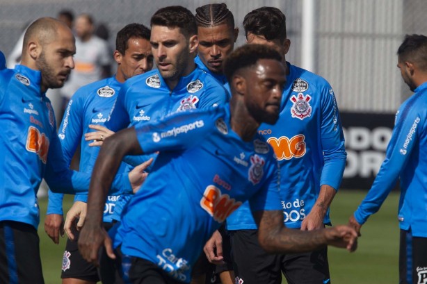 Jogadores do Corinthians no último treino antes do jogo contra o Flamengo, pelo Brasileirão