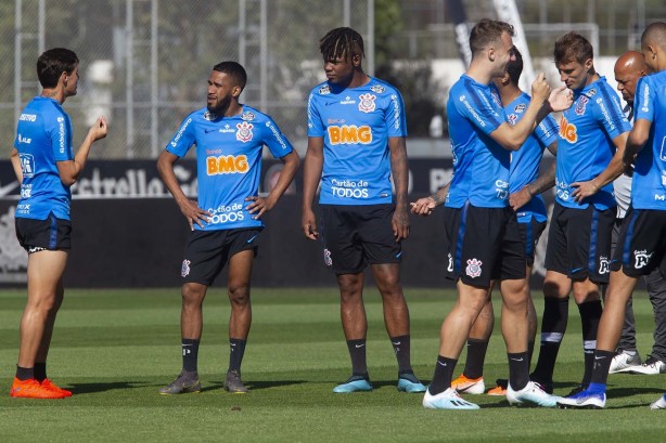 Jogadores do Timão no treino desta terça-feira no CT Joaquim Grava