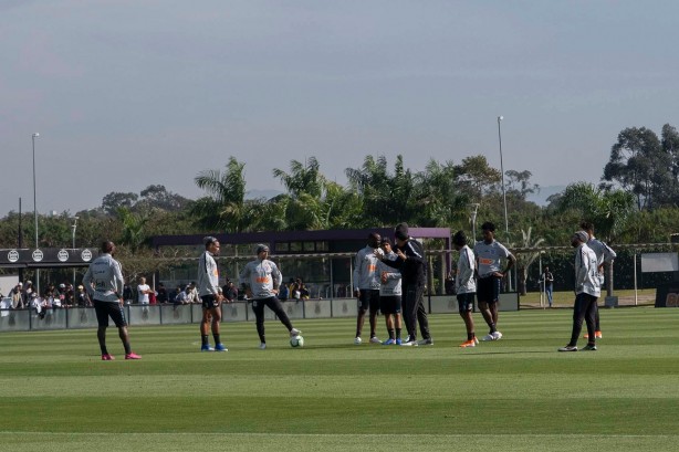 Jogadores durante o treino desta sexta-feira no CT Joaquim Grava