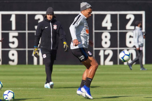 Júnior Urso durante o treino desta sexta-feira no CT Joaquim Grava