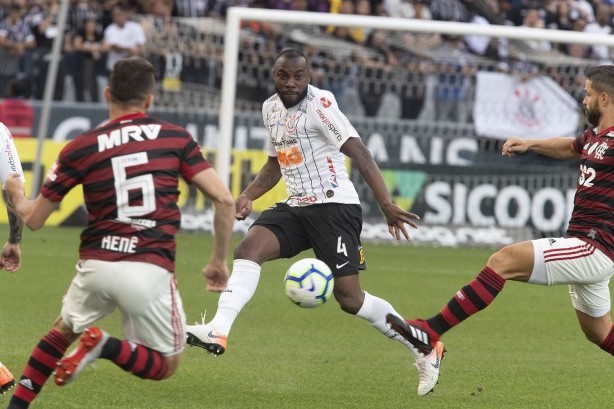 Zagueirão Manoel durante jogo contra o Flamengo, na Arena Corinthians, pelo Brasileirão