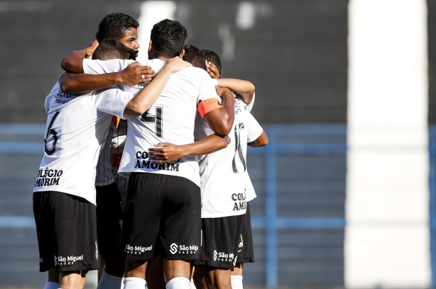 Elenco do Timão durante jogo contra a Ponte Preta, pelo Brasileirão Sub-20