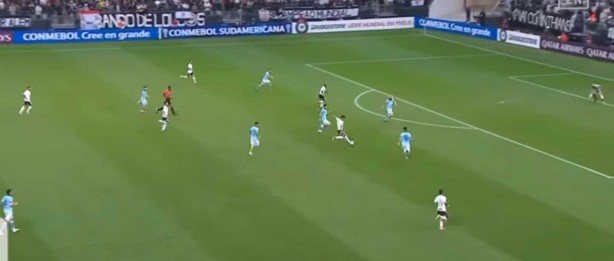 Júnior Urso poderia ter acionado Vagner Love, que ficaria cara a cara com o goleiro