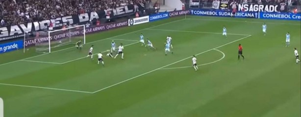 Quatro (!) jogadores ficariam livres para fazer o gol, mas Pedrinho optou pela bicicleta