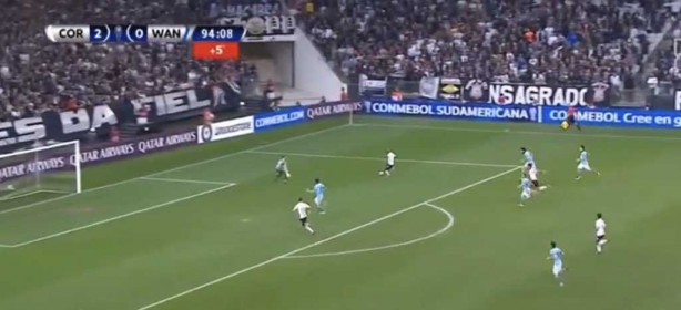 Se Love rolasse para o meio, entre o zagueiro e o goleiro, Boselli faria o gol sem obstáculo