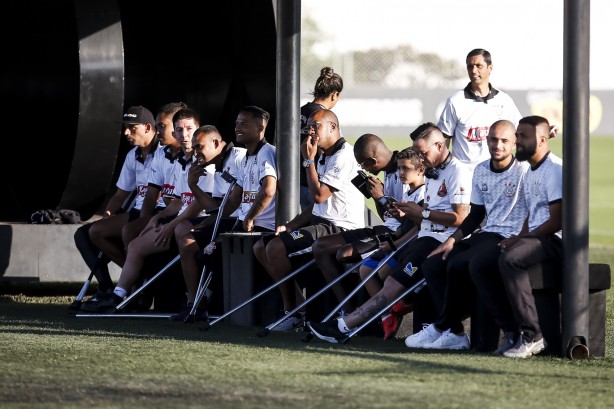 Banco do Corinthians no treino desta sexta-feira no CT Joaquim Grava
