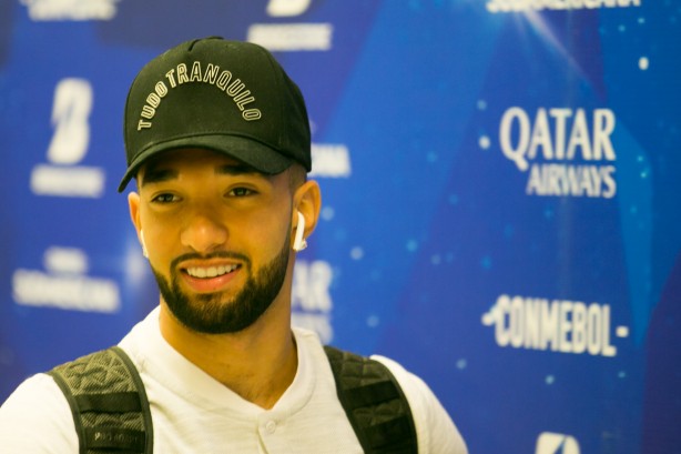 Clayson chegando à Arena Corinthians para duelo contra o Montevideo Wanderers