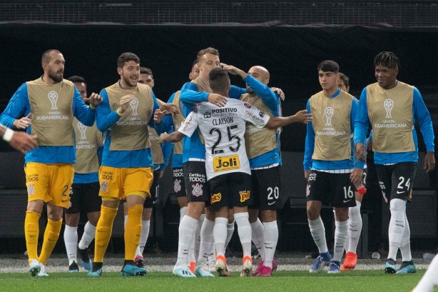 Clayson vai ao banco de reservas comemorar seu gol contra o Montevideo Wanderers