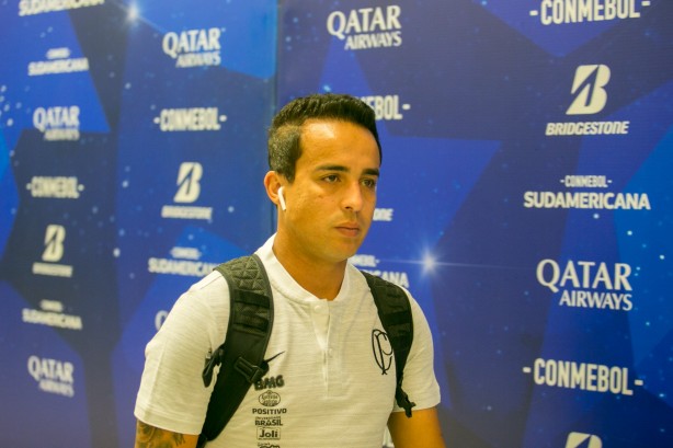 Jadson chegando à Arena Corinthians para duelo contra o Montevideo Wanderers