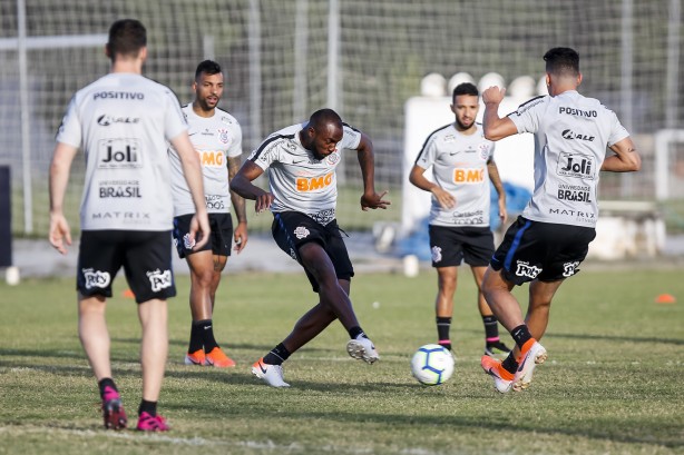 Jogadores do Corinthians treinam em Fortaleza para duelo pelo Brasileirão, no domingo