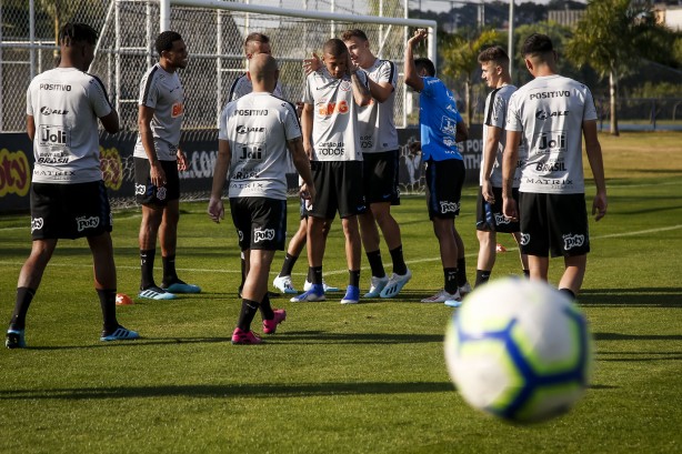 Jogadores durante treino desta sexta-feira no CT Joaquim Grava