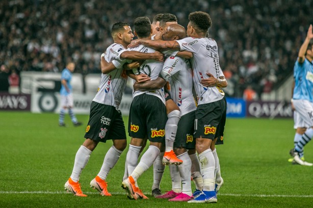Timão comemorando seu primeiro gol contra o Montevideo Wandereres, na Arena