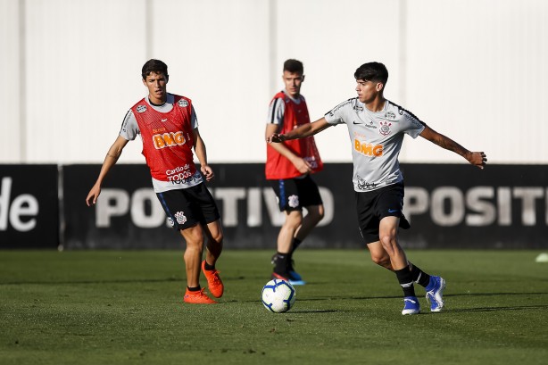 Vital e Araos no treino desta sexta-feira no CT Joaquim Grava