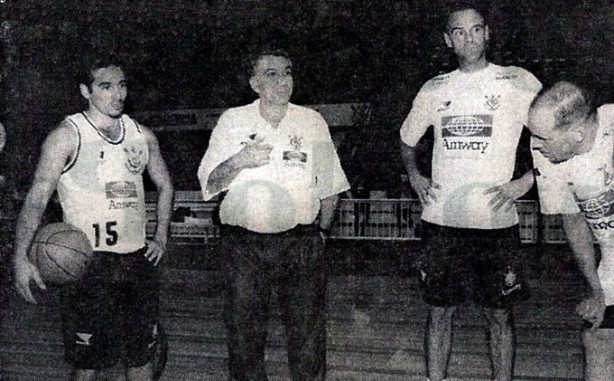 José Roberto Lux ssume o comando do Corinthians Amway com Oscar Shmidt no elenco, em 1996.