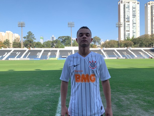 Recentemente, Riquelme assinou primeiro contrato profissional com o Corinthians 