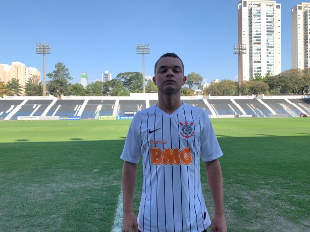 Recentemente, Riquelme assinou primeiro contrato profissional com o Corinthians