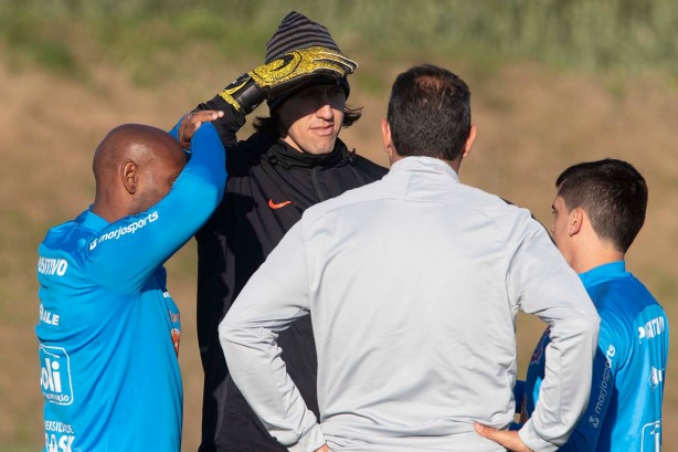 Cássio, Fagner e Vagner Love devem começar o embate entre os titulares