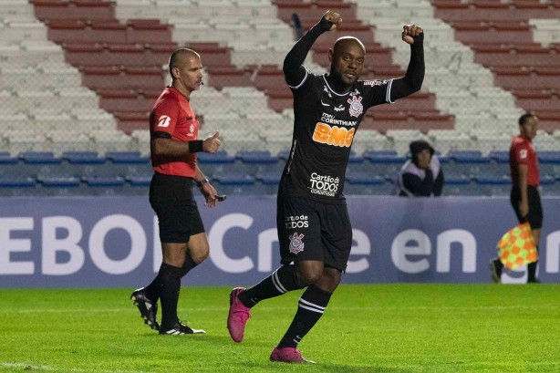 Love comemorando gol contra o Montevideo, pela Copa Sul-Americana
