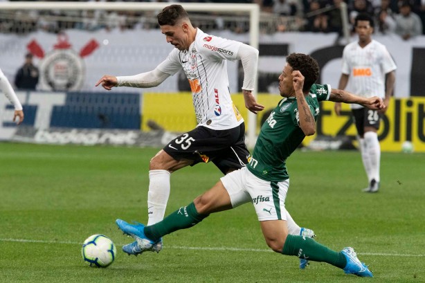 Danilo Avelar disputando jogada com adversário no Dérbi deste domingo