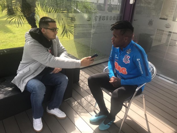 Matheus Jesus e o repórter Vitor Chicarolli, do Meu Timão