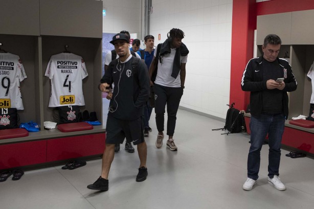 Gabriel e Andrés Sanchez chega ao vestiário do Beira Rio, antes do duelo contra o Internacional