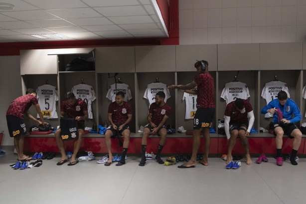 Jogadores do Corinthians chega ao vestiário do Beira Rio, antes do duelo contra o Internacional