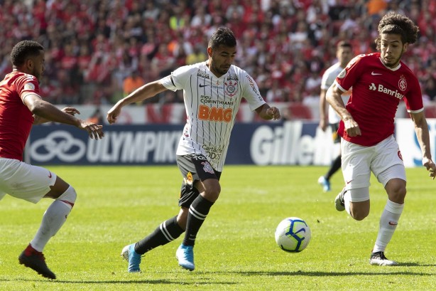 Meia Sornoza no jogo contra o Internacional, pelo Brasileirão