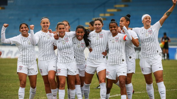 A equipe do Corinthians comemorou bastante aps a vitria sobre o So Jos