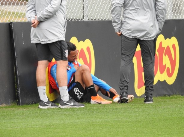 Clayson sentiu dores no tornozelo esquerdo durante o treino