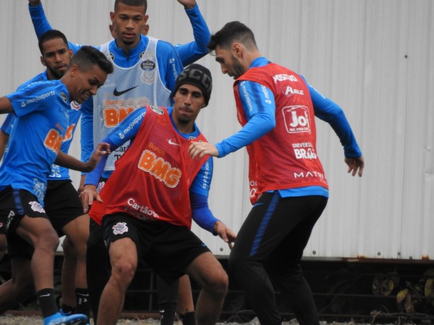 João Victor treinando com os titulares do último sábado
