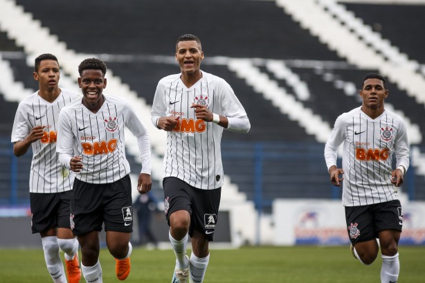Jogadores do Timão Sub17 comemorando gol contra o Noroeste pelo Campeonato Paulista Sub17