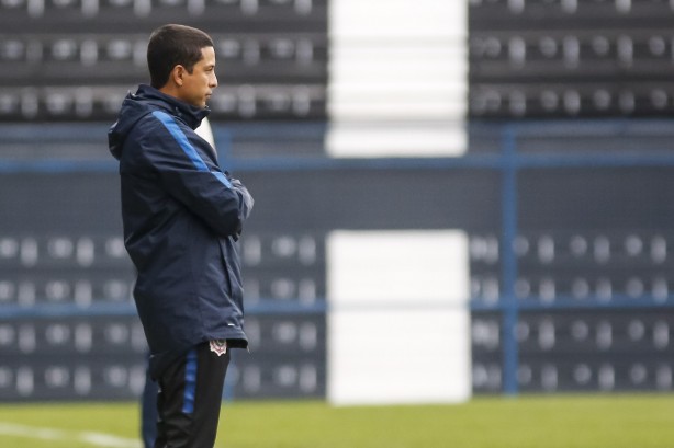 Treinador do Corinthians Sub17 durante jogo contra o Noroeste pelo Campeonato Paulista Sub17