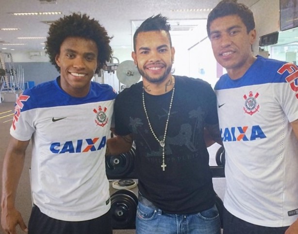 Willian, Dentinho e Paulinho mantiveram a forma no CT Joaquim Grava em maio de 2014