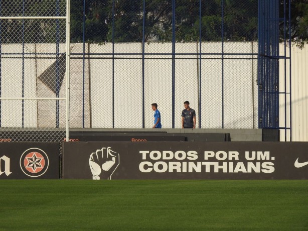 Pedrinho treinou com bola em um dos gramados do CT