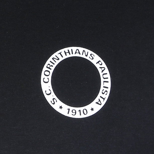 Detalhe do smbolo que leva o nome do Corinthians da camiseta