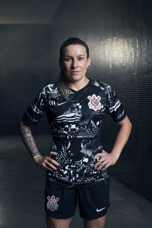 Cacau também fez parte da sessão de fotos da nova camisa do Corinthians