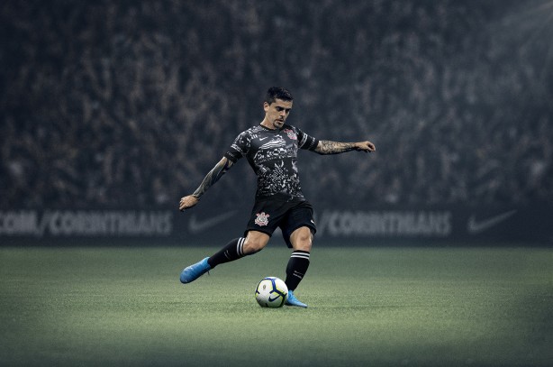 Fagner com o novo modelo da camisa do Corinthians