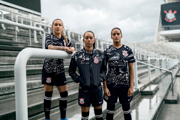 Jogadoras do Corinthians tambm participaram de campanha da nova camisa