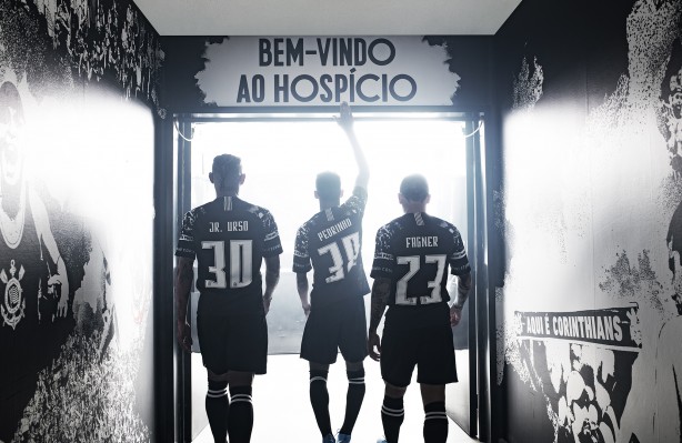 Jogadores do Corinthians com a nova camisa na Arena