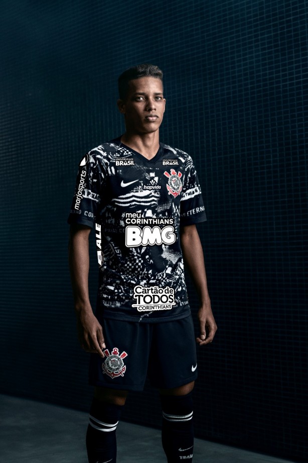 Nova camisa do Corinthians terá patrocínios em preto e branco