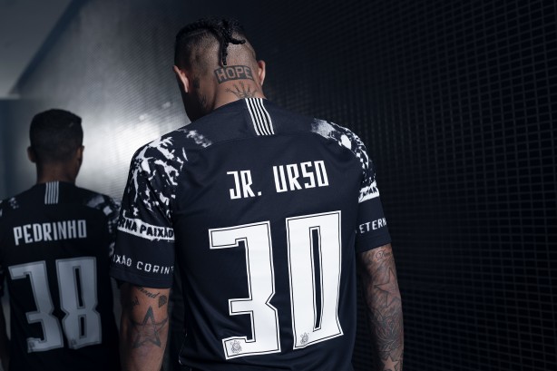 Urso e Pedrinho com a nova camisa do Corinthians